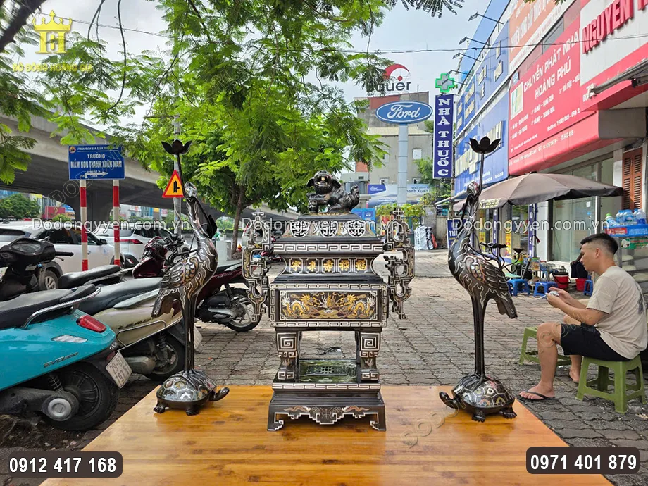 Hai con hạc đặt hai bên đỉnh đồng vuông